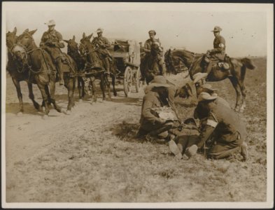 R.A.M.C. Royal Army Medical Corps at work on road, Bestanddeelnr 158-2456