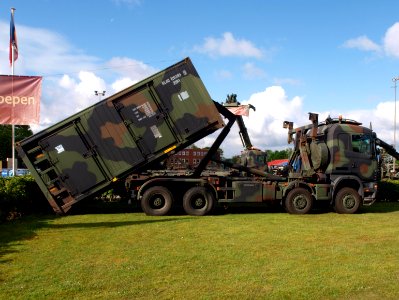 R124 scania unloading container