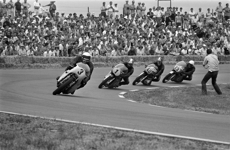 Race in de 500 cc klasse, v.l.n.r. Karl Hoppe (Duitsland), Giacomo Agostini (I, Bestanddeelnr 923-6294