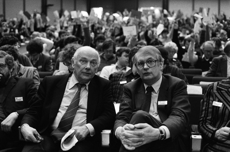 Raads- en Statencongres van de PVDA in Amsterdam. Den Uyl (l.) en fractievoorzit, Bestanddeelnr 931-9773