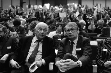 Raads- en Statencongres van de PVDA in Amsterdam. Den Uyl (l.) en fractievoorzit, Bestanddeelnr 931-9773