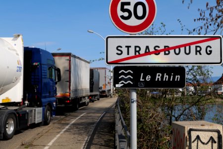 Queue in front of border control checkpoint at Europe bridge German side 2020-03-16 17