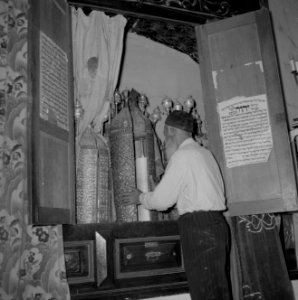 Rabbi Jozef van Bennea bij de geopende Heilige Arke met Thorarollen in de Banna', Bestanddeelnr 255-4022 photo