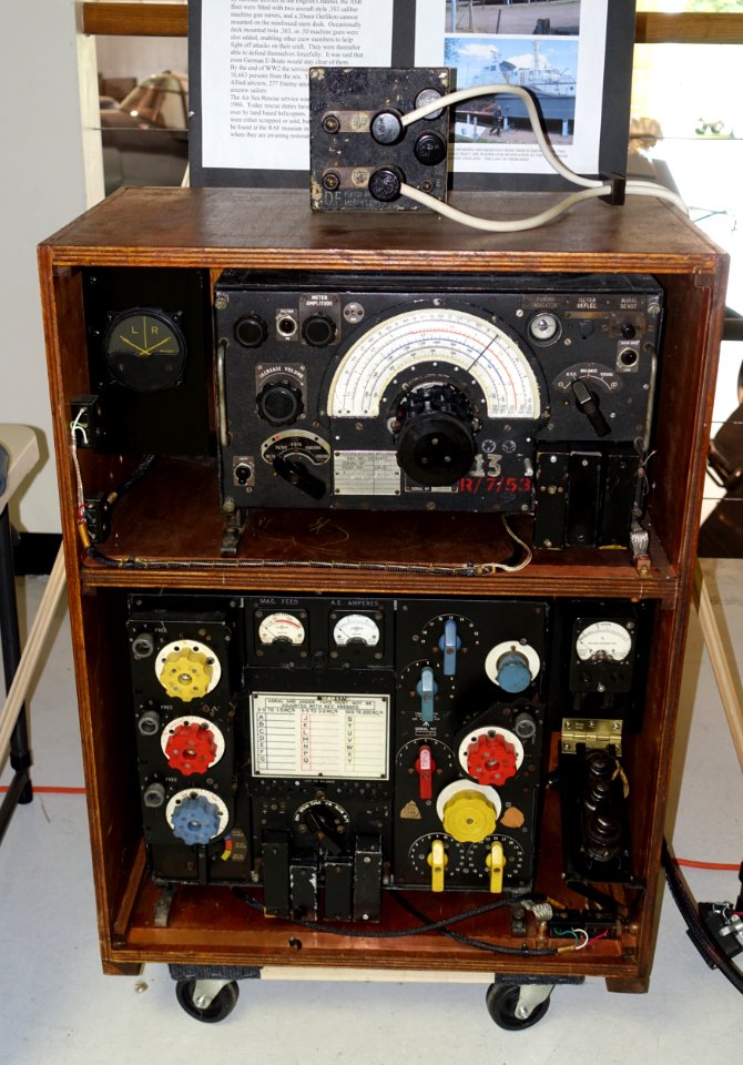 R1155 receiver, with DF indicator, and T1154L transmitter, British World War II radio equipment - Collings Foundation - Massachusetts - DSC07102