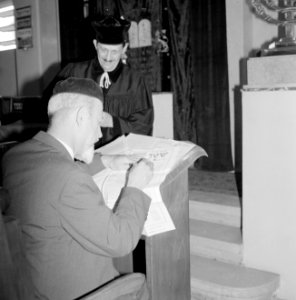 Rabbijn van de huwelijksvoltrekking tekent de Ketoeba, Bestanddeelnr 255-1986