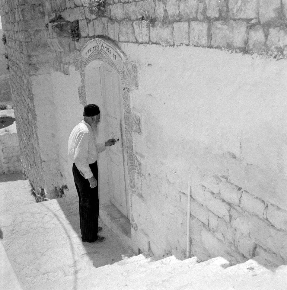 Rabbi Jozef van Bennea opent een deur van de Bana'asynagoge in Safad (Safed), Bestanddeelnr 255-4019