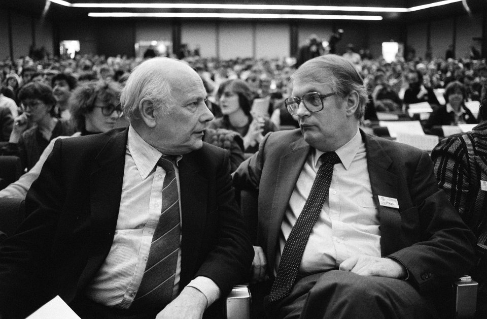 Raads- en Statencongres van de PVDA in Amsterdam. Den Uyl (l.) en fractievoorzit, Bestanddeelnr 934-7231