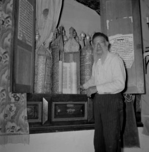 Rabbi Jozef van Bennea bij de geopende Heilige Arke met Thorarollen in de Banna', Bestanddeelnr 255-4021 photo