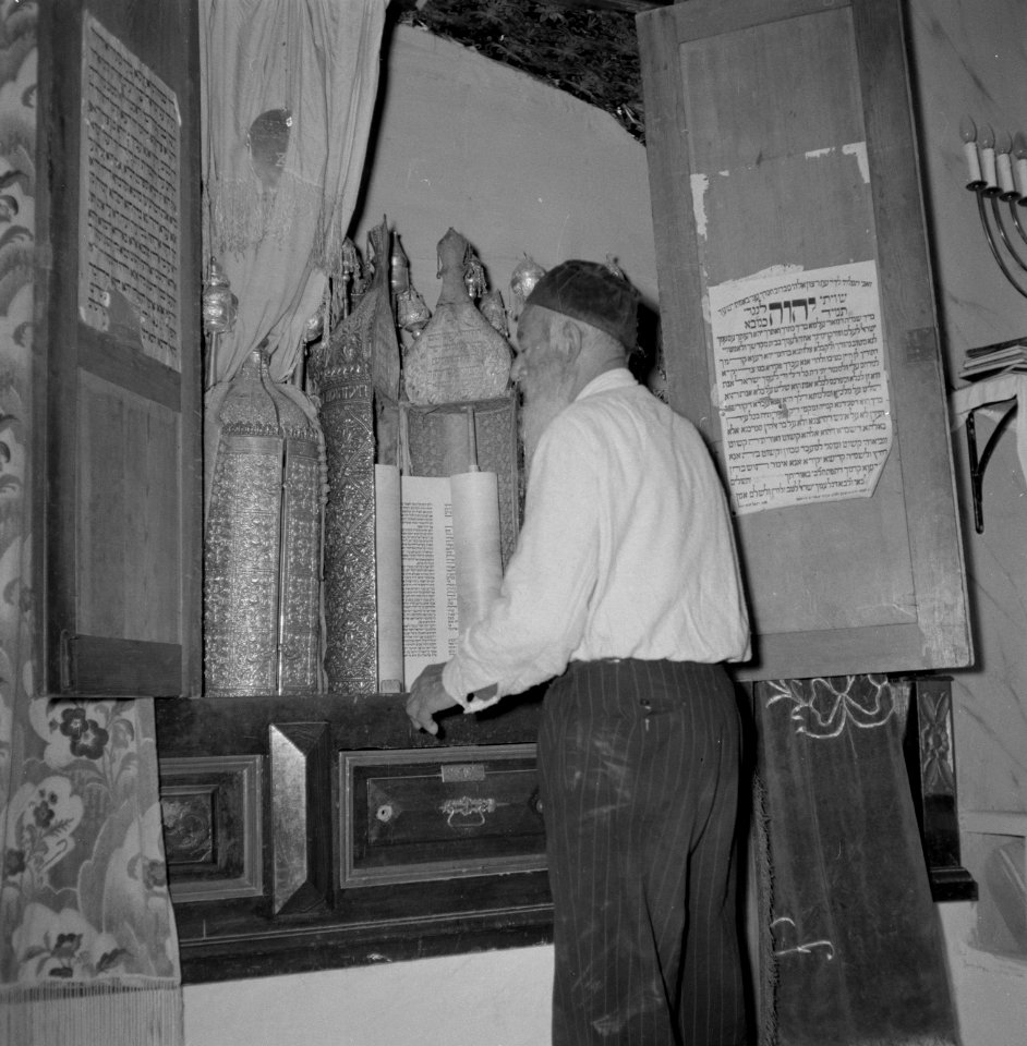 Rabbi Jozef van Bennea bij de geopende Heilige Arke met Thorarollen in de Banna', Bestanddeelnr 255-4023