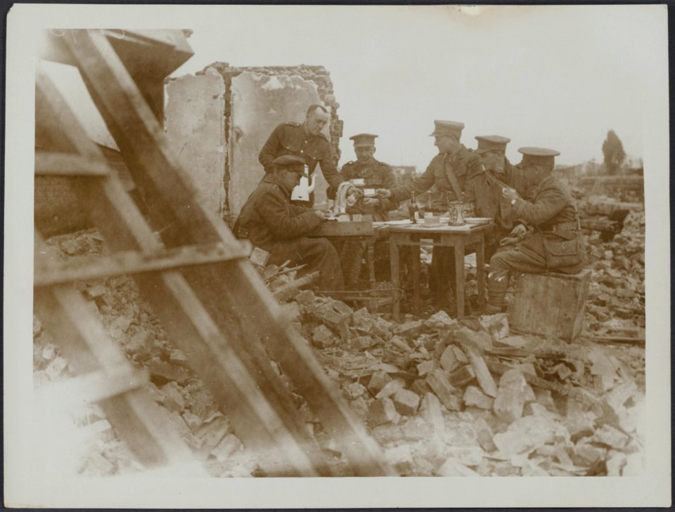 R.E. Royal Engineers officers at lunch, Bestanddeelnr 158-1674