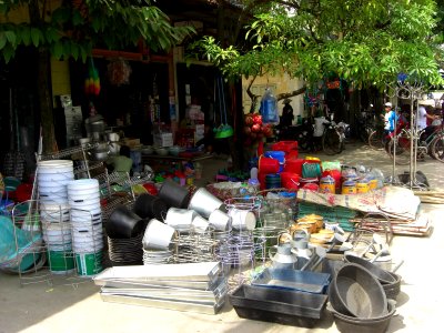 Quincaillerie sur le trottoir