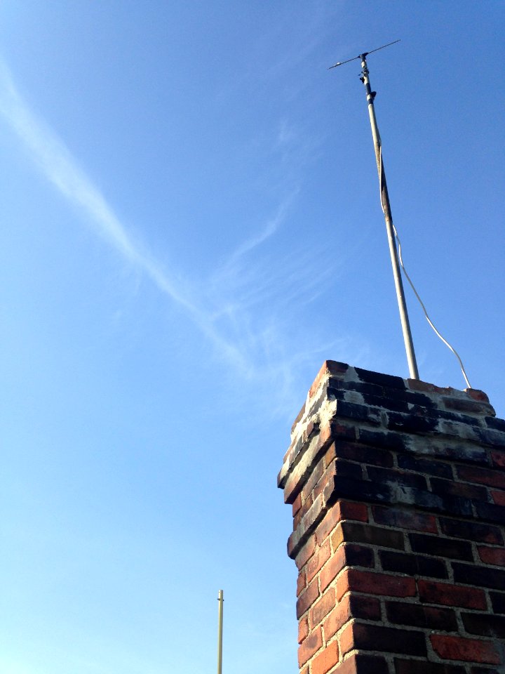 Rabbit ear dipole antenna rooftop elevated