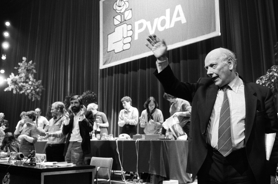 Raads- en Statencongres van de PVDA in Amsterdam. Den Uyl zwaait partijgenoten t, Bestanddeelnr 931-9787