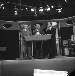 Quiz Willens en Wetens . Vlnr Hr. de Jong , Theo Eerdmans en C. Butner, Bestanddeelnr 912-9423