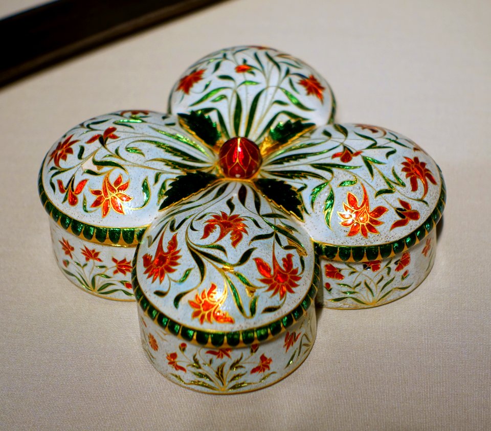 Quatrefoil box, Mughal dynasty, c. 1650, India or Pakistan, pure gold with red, green, and white enamel - Freer Gallery of Art - DSC04524