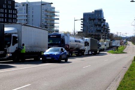Queue in front of border control checkpoint at Europe bridge German side 2020-03-16 06