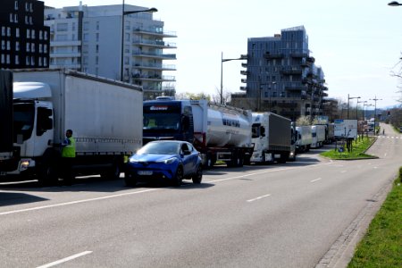 Queue in front of border control checkpoint at Europe bridge German side 2020-03-16 06 photo