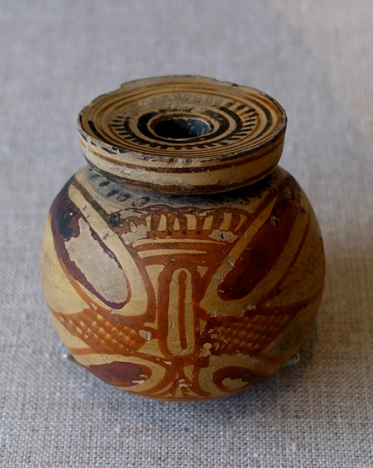 Quatrefoil design, aryballos, Greek-Corinthian, c. 550 BC, terracotta - Blanton Museum of Art - Austin, Texas - DSC07666