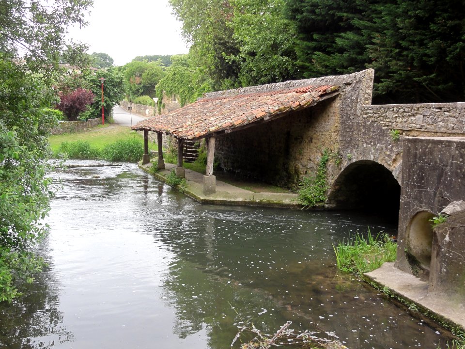 Quinçay (Vienne) pont et lavoir sur l'Auxance