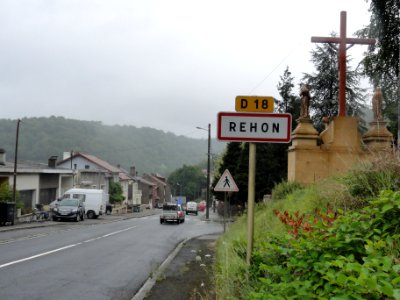 Réhon (Meurthe-et-M.) city limit sign and calvary