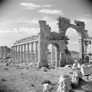 Romeinse overblijfselen te Palmyra Toegangspoort tot de collonadestraat, Bestanddeelnr 255-6092