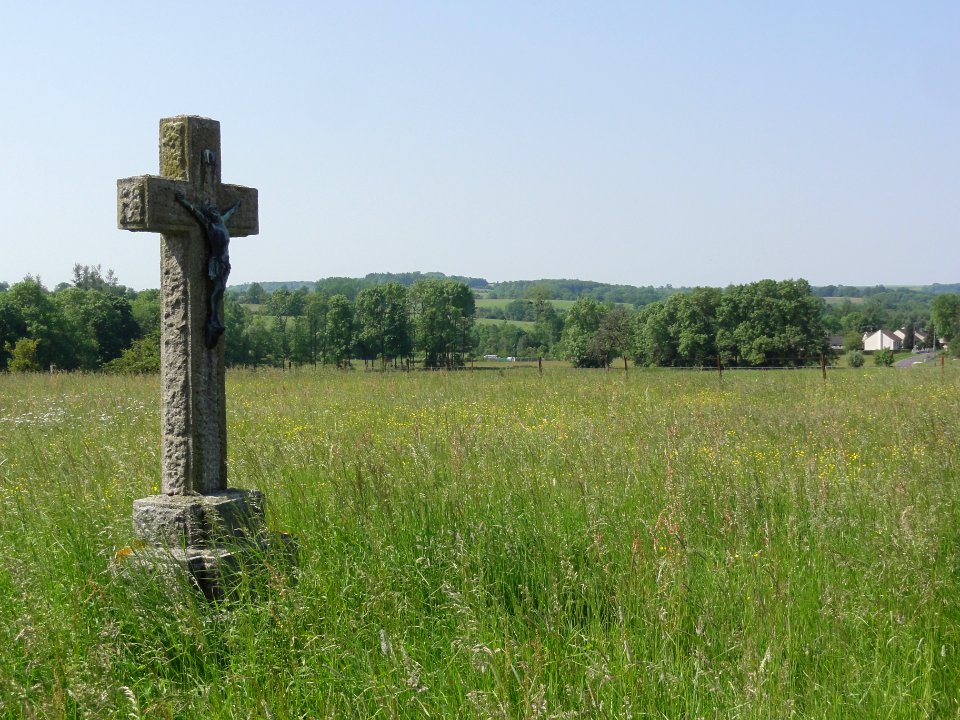 Rocquigny (Ardennes) Paysage avec croix de chemin