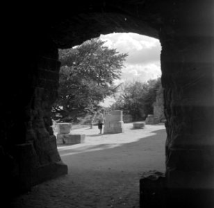 Romeinse overblijfselen in Valkenburg, op de achtergrond Hildegard Eschen, Bestanddeelnr 252-0182