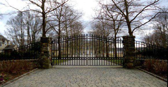Rockstar home behind gate in NJ