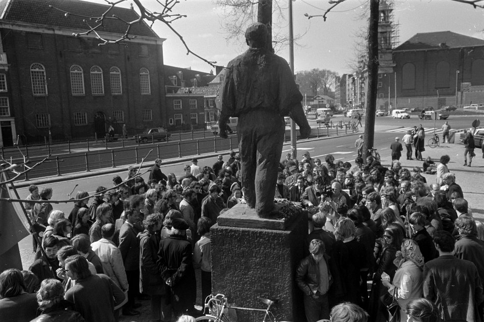 Rode Tulpenhulde bij de Dokwerker Dokwerker met rode vlag, Bestanddeelnr 923-4882