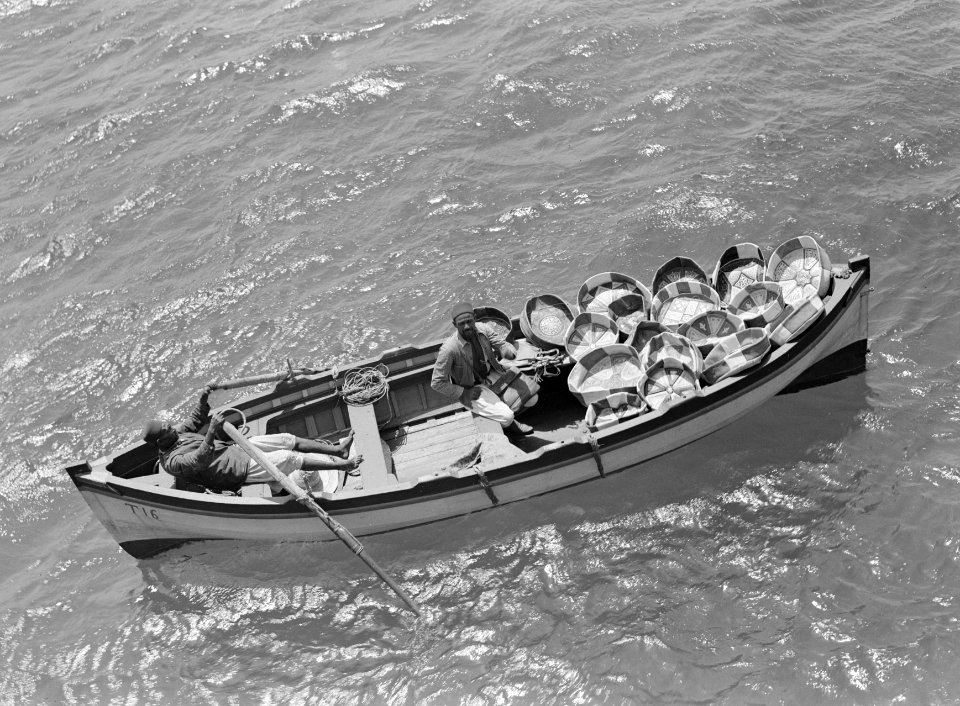 Roeibootje met manden, Bestanddeelnr 252-1811