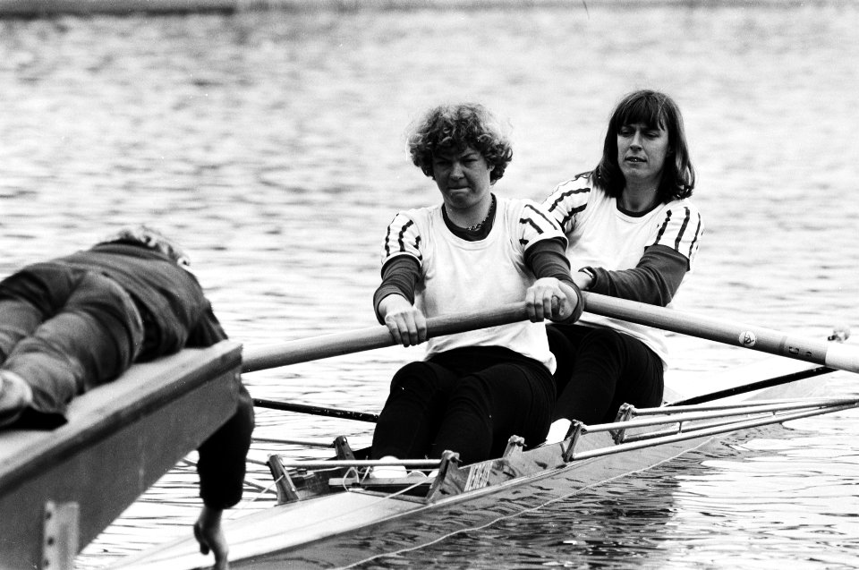 Roeien, Nationale Randstad Regatta op de Bosbaan in Amsterdam Dames senioren 2 , Bestanddeelnr 930-2548