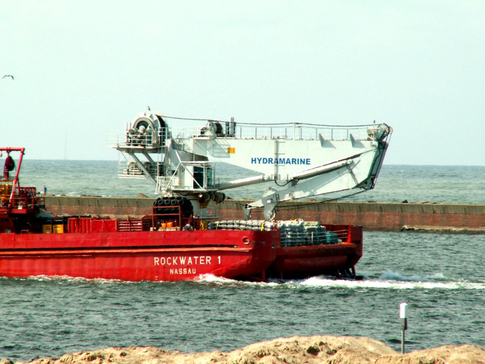 Rockwater 1 Crane - IMO 8211746 - Callsign C6BM4 IJm 04Aug05