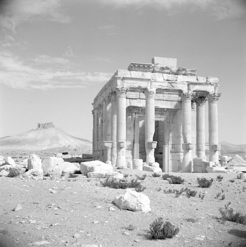 Romeinse overblijfselen te Palmyra Tempel van Baäl Het Arabisch fort op de ach, Bestanddeelnr 255-6101