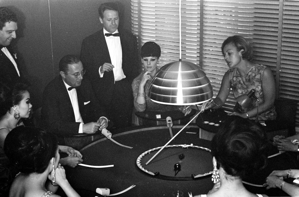 Roco-roulette in Amsterdam in Nouveau Casino Thorbeckeplein . Heintje Davids aan, Bestanddeelnr 921-4970