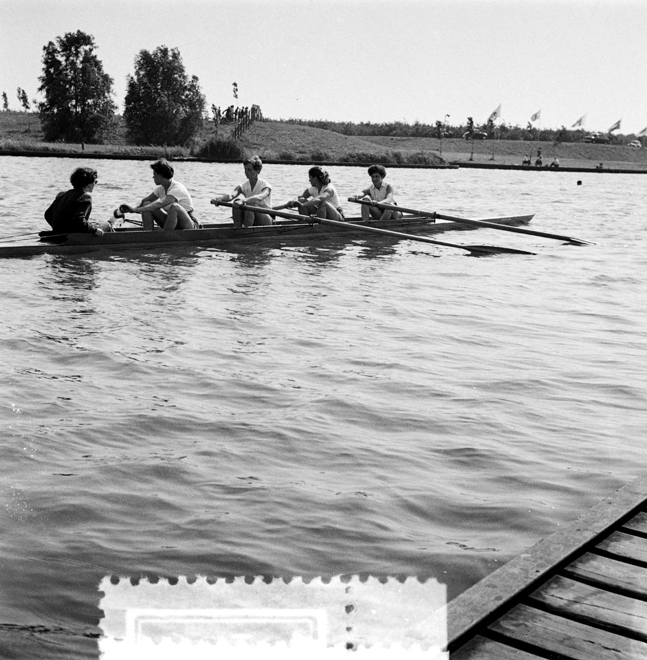 Roeiwedstrijden op de Bosbaan te Amsterdam. Dames Oude Vier Nereus, Bestanddeelnr 905-8188