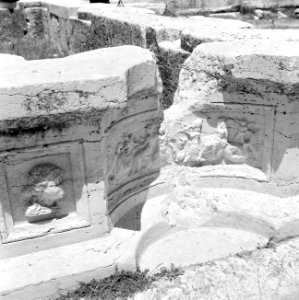 Romeinse reliefs en ornamenten in de basis van zuilen in de rand van vijvers tem, Bestanddeelnr 255-6479