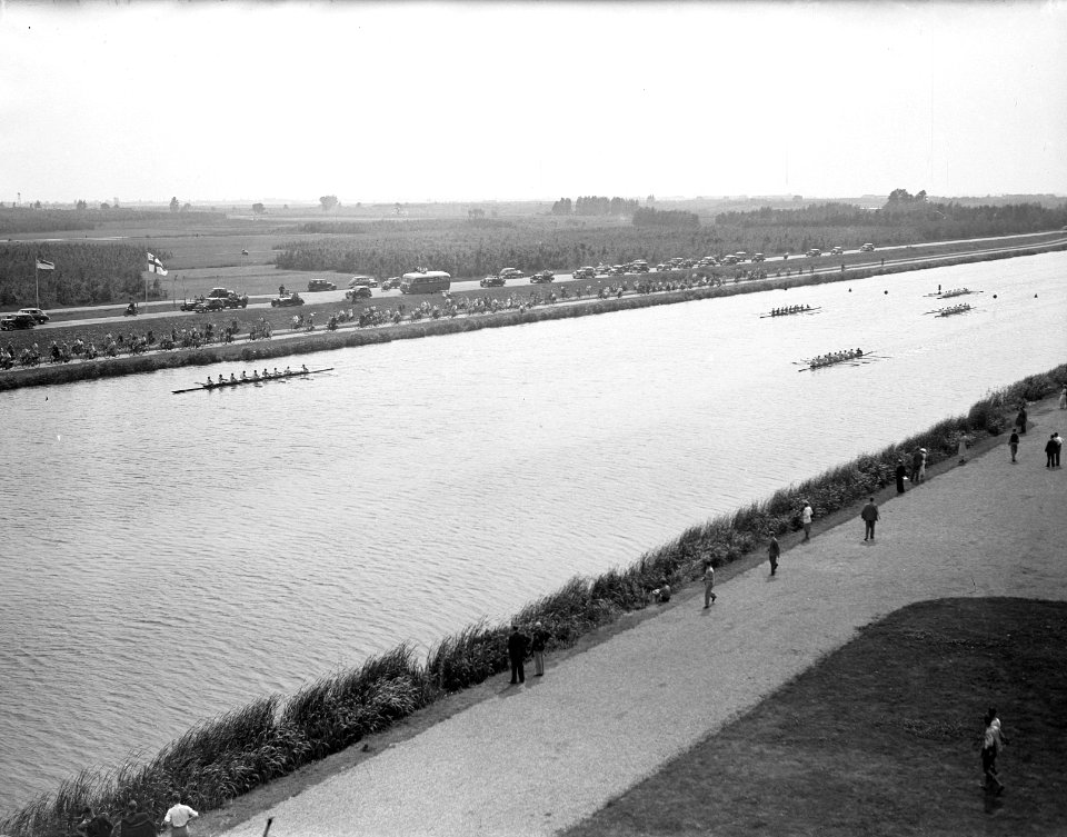 Roeiwedstrijden De Hoop 100 jarig bestaan. Finish. Jonge acht @, Bestanddeelnr 902-7949