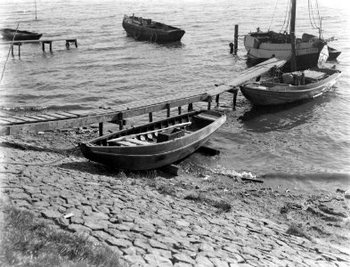 Roeiboten en zeilboten aan een steiger, Bestanddeelnr 189-0256