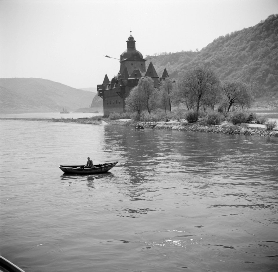 Roeiboot voor Burg Pfalzgrafenstein bij Kaub, Bestanddeelnr 254-1154