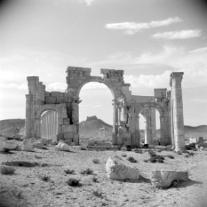 Romeinse overblijfselen te Palmyra Toegangspoort tot de collonadestraat Het Ar, Bestanddeelnr 255-6093