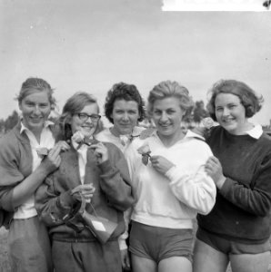 Roeien op de Bosbaan, dames senior vier met stuurvrouw, v.l.n.r. E. F. Dwars , M, Bestanddeelnr 916-6181