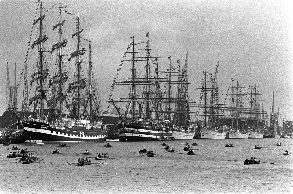 Roeitocht langs de grote schepen, de Windjammers, Bestanddeelnr 928-1055