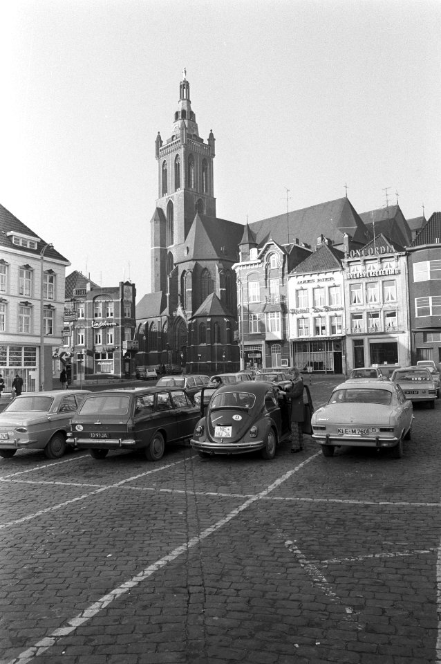 Roermond, nr 11 Kathedralekerk, nr 12, 13 gemeentehuis, Bestanddeelnr 925-3345