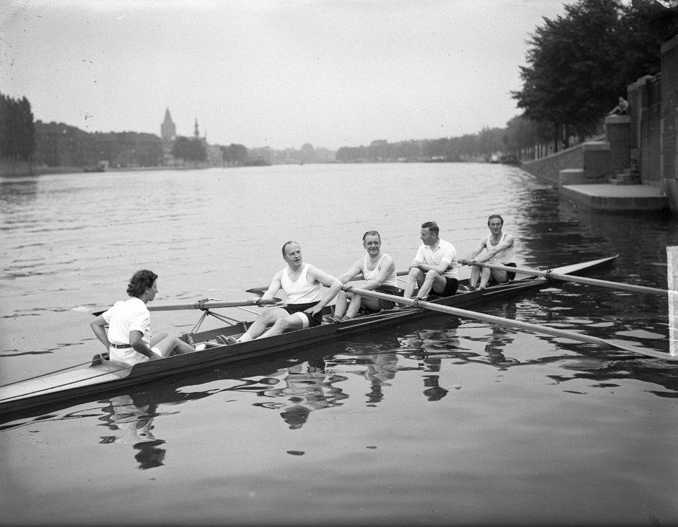 Roeien Wethouder De Roos tegen Mr. Nijksenaar in de Amstel, Bestanddeelnr 904-0621