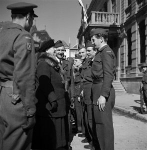 Roermond Koningin Wilhelmina spreekt met Nederlandse militairen (in Amerikaanse, Bestanddeelnr 900-4160