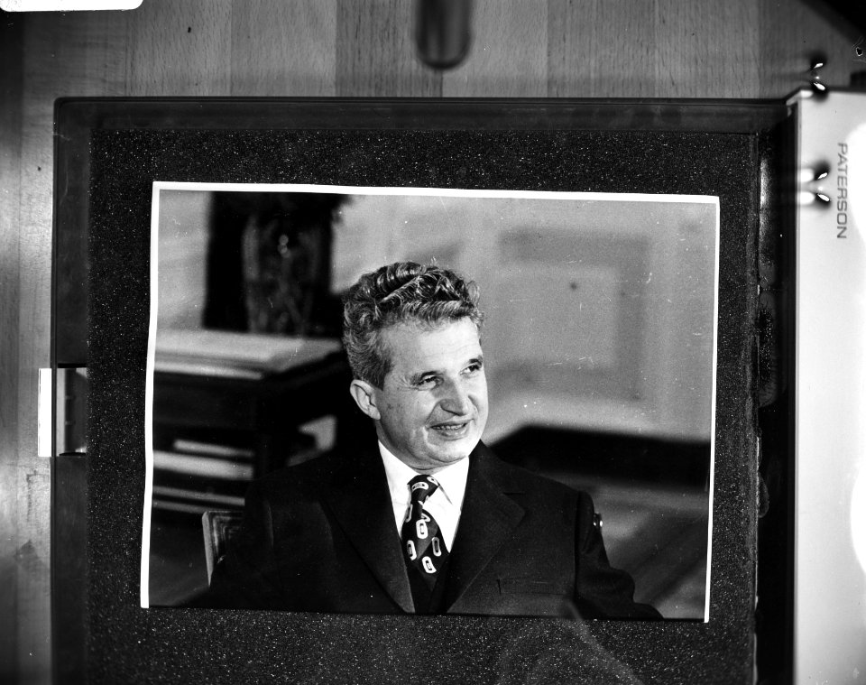 Roemeense president Ceausescu (tgv 60e verjaardag) op wintersport portret, Bestanddeelnr 929-5397