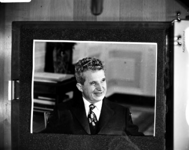 Roemeense president Ceausescu (tgv 60e verjaardag) op wintersport portret, Bestanddeelnr 929-5397