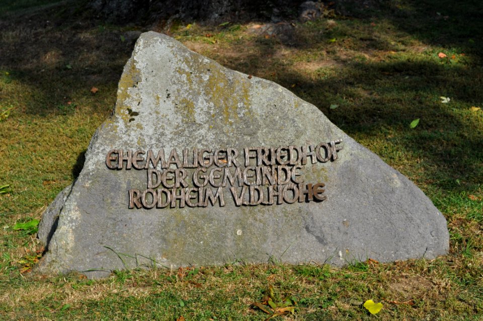 Rodheim vor der Höhe, Alter Friedhof, Stein