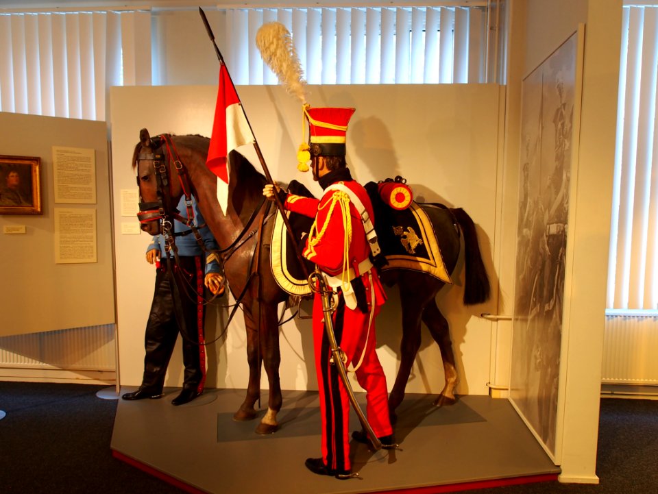 Rode Lansiers van het 2de Regiment Huzaren 1810-1813, links Staltenue, rechts Paradetenue, foto 2