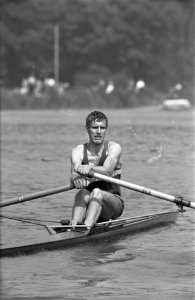 Roeien Bosbaan. Harry Droog (skif in aktie), Bestanddeelnr 921-4828